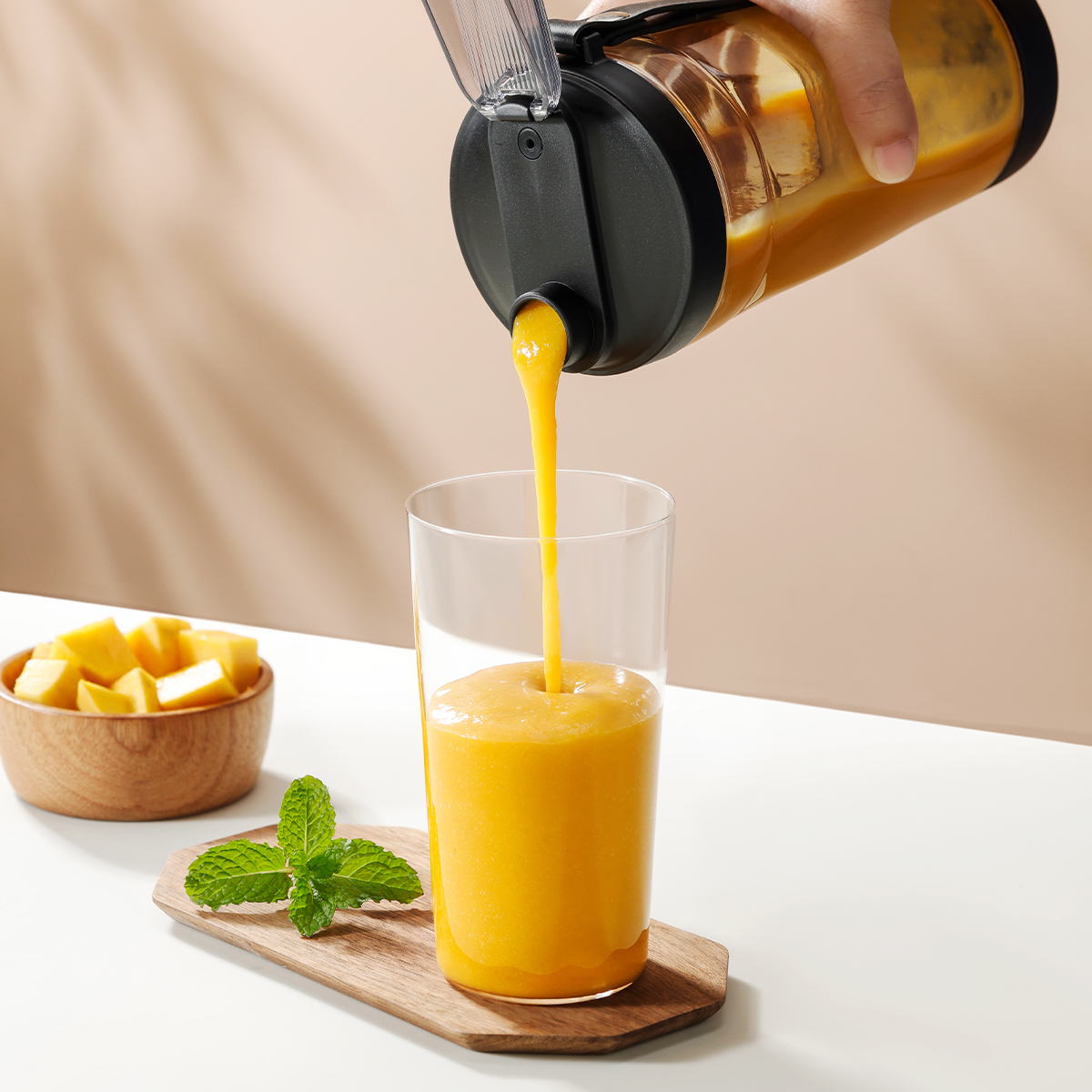 Máy Xay Sinh Tố Cầm Tay LocknLock Powerful Portable Blender EJJ356BLK 600ml, Hàng Chính Hãng, Thiết Kế Nắp Kèm Miệng Uống – JoyMall