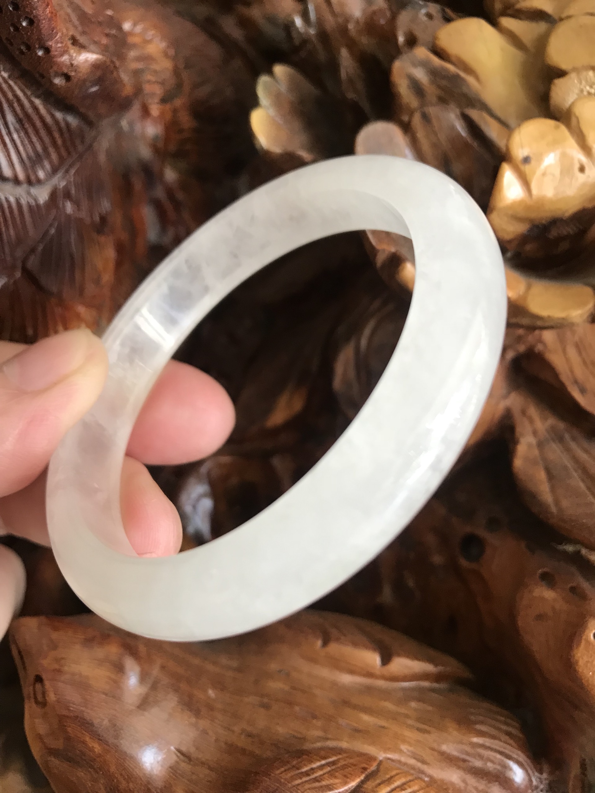 Vòng Thạch Anh Trắng Tự Nhiên Bản Hẹ Mới đẹp Ni 52mm Cao 10mm Dầy 7mm Màu trắng trong bóng đẹp Nữ mệnh Kim mệnh Thủy tay nhỏ đeo 45kg - 52 kg ạ