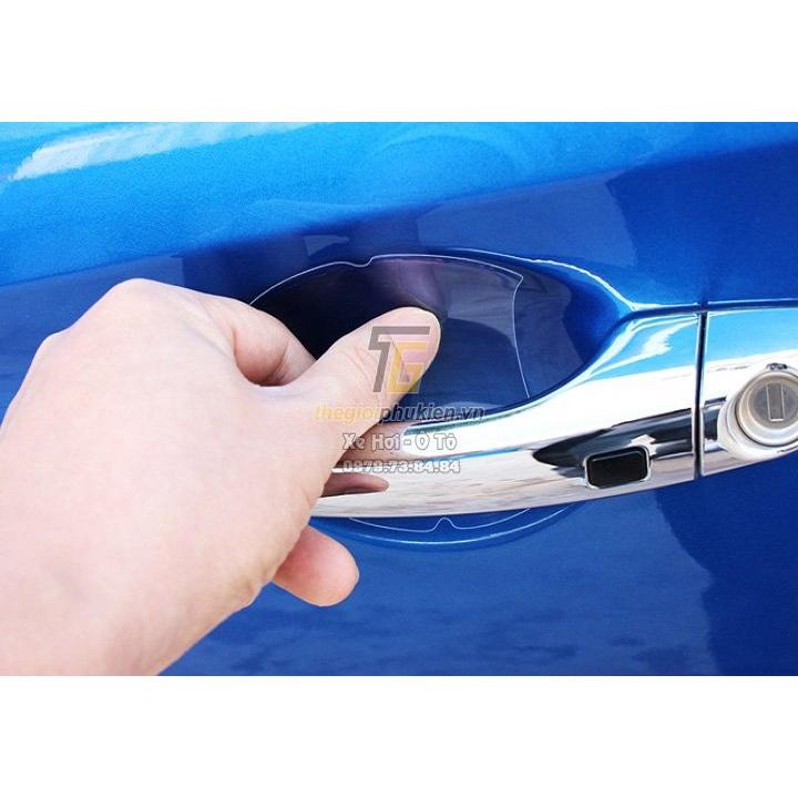 Bộ ốp tay nắm cửa xe Mazda 2 2021 vân Carbon - Tặng miếng dán trong suốt chống xước hõm cửa