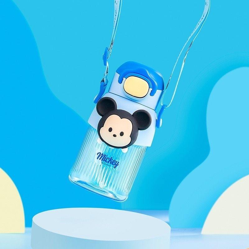 Bình Nước Hang DlSNEY siêu đẹp. Hình nổi bấm kêu chút chít. 2in1 : đầu ống hút và uống trực tiếp, có dây đeo .