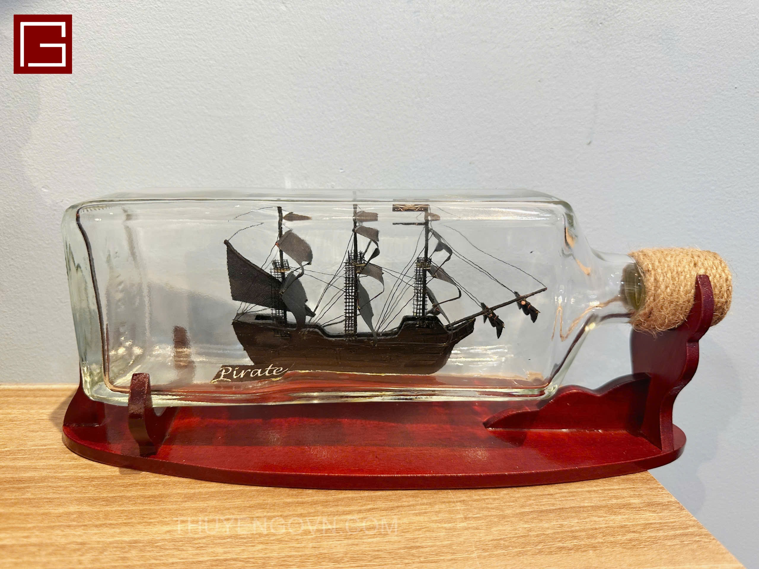 Thuyền chai trang trí, thuyền chai dáng vuông phong thủy, thuyền gỗ trang trí, decor phòng họp, bàn làm việc