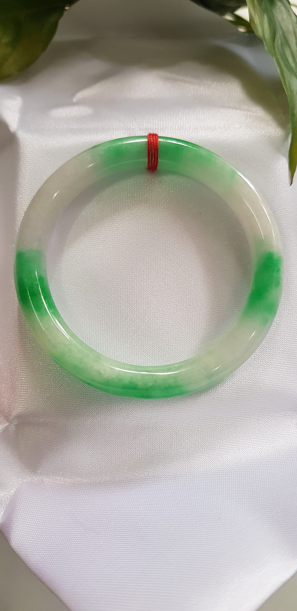 Vòng tay nữ đá Cẩm Thạch tự nhiên mới TR LÝ IC Sịn 51mm x chột 8mm Vòng màu xanh lý trắng bóng đều đẹp nữ 50kg - 54kg đeo ạ