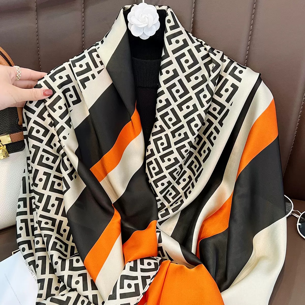 KHĂN CHOÀNG LỤA DÁNG DÀI CỰC SANG PHONG CÁCH TÂY ÂU SANG XỊN MỊN MÃ 08