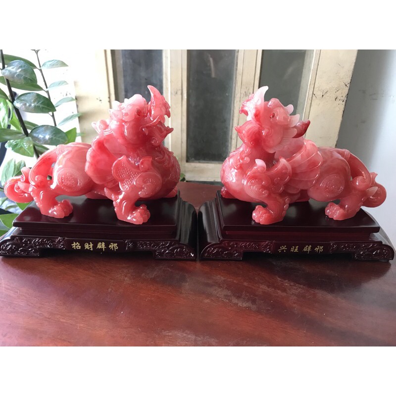 Cặp Tỳ Hưu Đỏ Phong Thủy Hút Tài Đế Gỗ Đẹp Size Dài 22cm x Cao 19cm x Sâu 10,5cm Hợp Anh Chị mệnh Hỏa mệnh Thổ trưng trên bàn , quầy , phòng khách ở nhà, công ty ạ