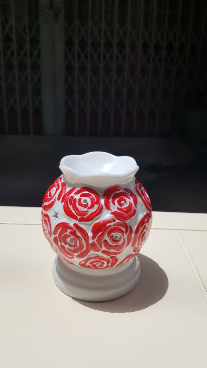 Đèn xông tinh dầu gốm sứ thấu quang, đèn ngủ, gốm Bát Tràng, sử dụng điện, họa tiết hoa hồng đỏ, xông tinh dầu giúp không gian thông thoáng, mát mẻ. Tặng thêm 1 bóng đèn, giao từ HCM