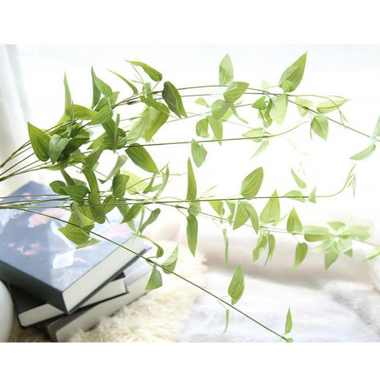 Lá giả điểm bình hoa, cành lá nhân tạo dáng rủ dài làm giỏ hoa giả treo tường xanh mát
