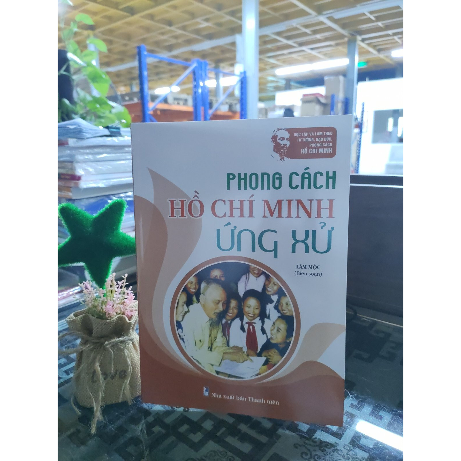 Phong cách Hồ Chí Minh - Ứng Xử