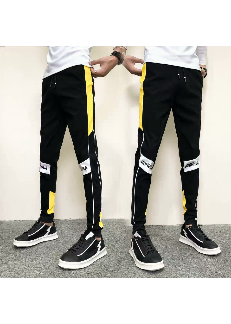 Quần Jogger nam đường viền vàng bên hông , đầu gối có chữ in đơn giản đầy năng động