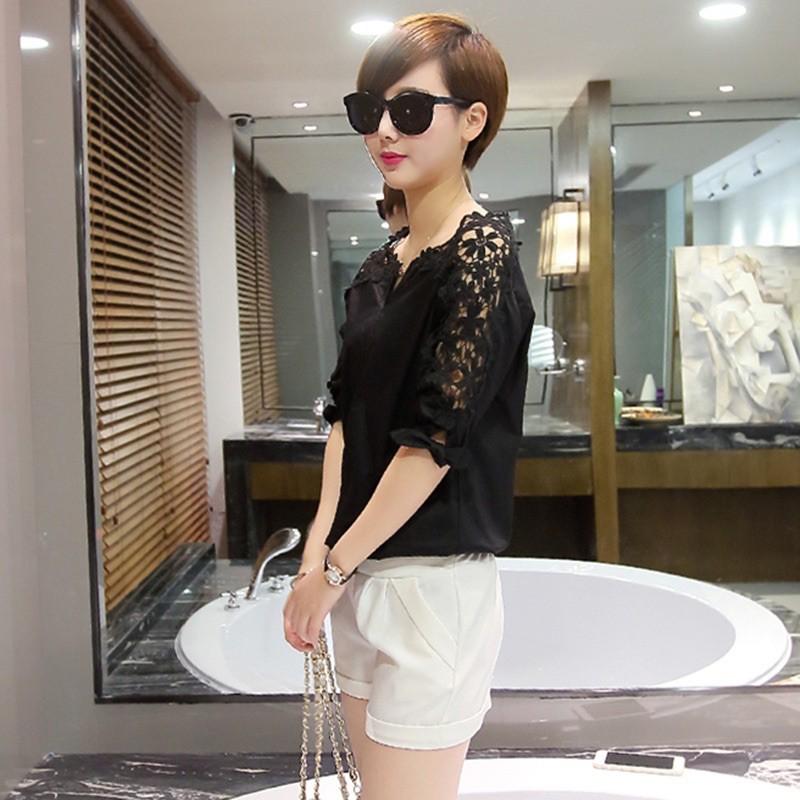 Áo sơ mi phối ren cổ thuyền khoét ngực