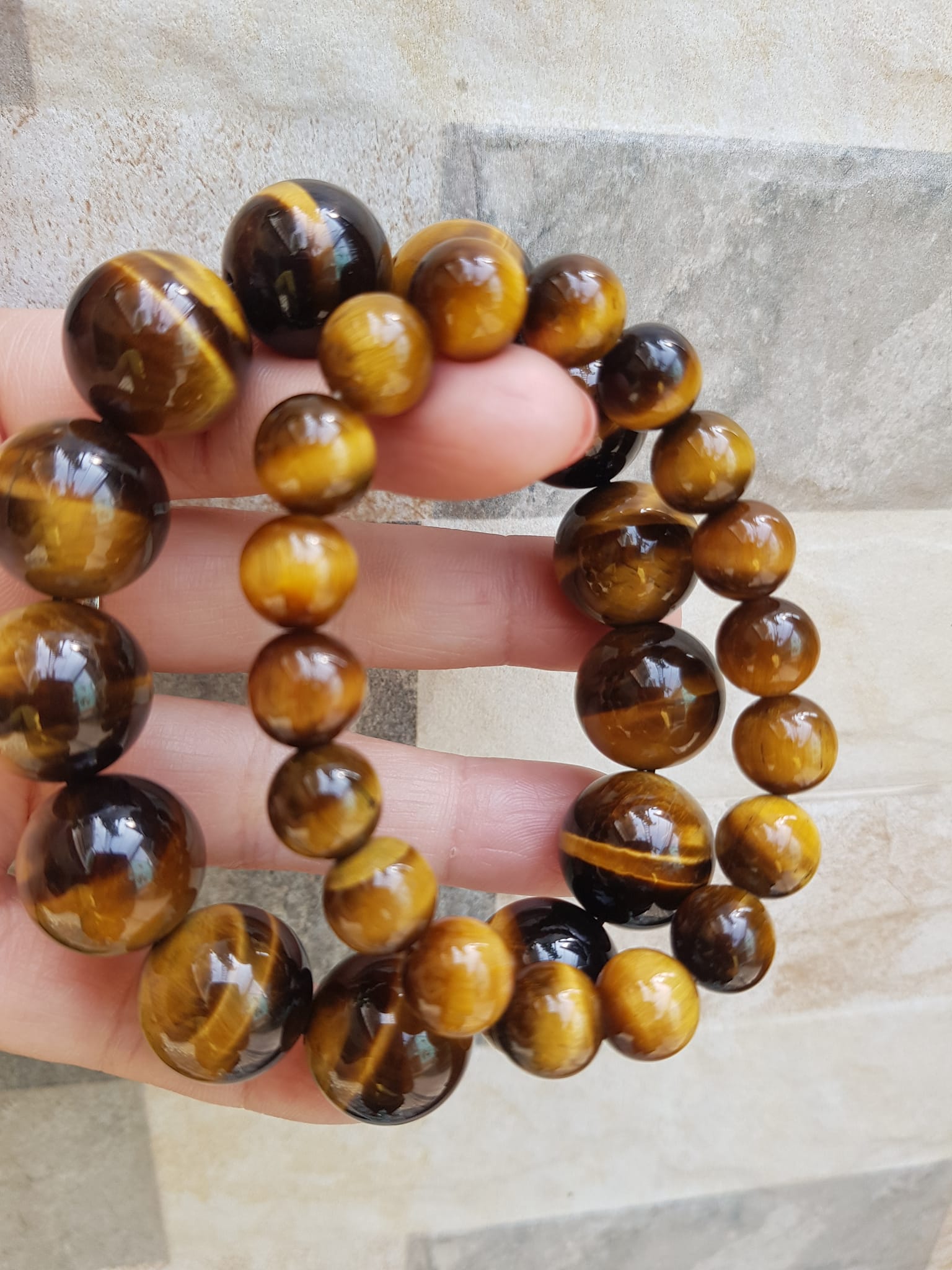 Vòng tay cặp Đá Mắt Hổ Tự Nhiên Vàng Nâu đem lại sự giàu có may mắn Vòng phù hợp với vợ chồng anh chị mệnh Thổ và mệnh Kim ạ Cặp vòng size 10mm và 16mm đeo rất đẹp tốt ạ