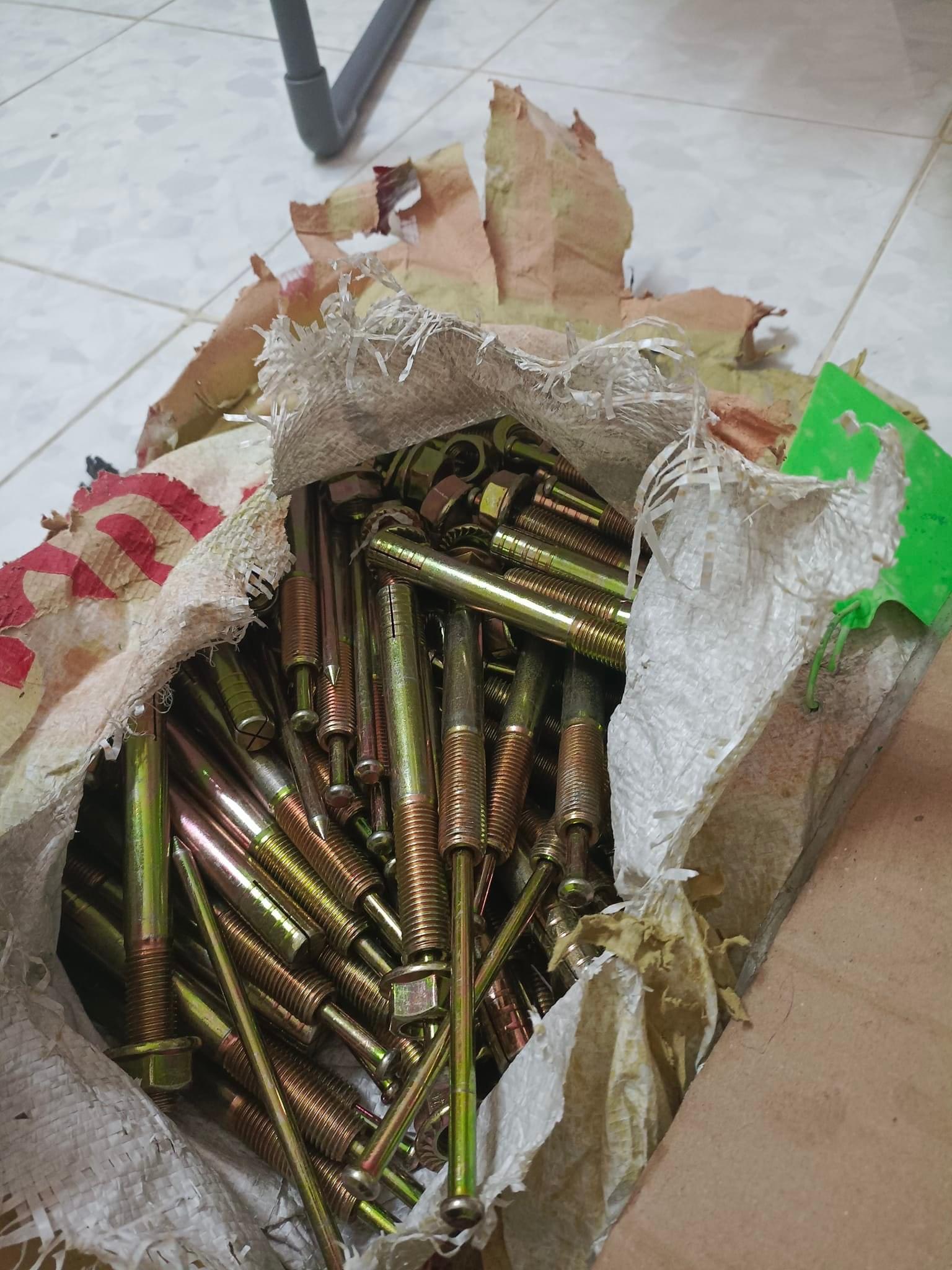 Bộ 12 con bulong nở đinh lắp cho cầu nâng 2 trụ sửa chữa ô tô