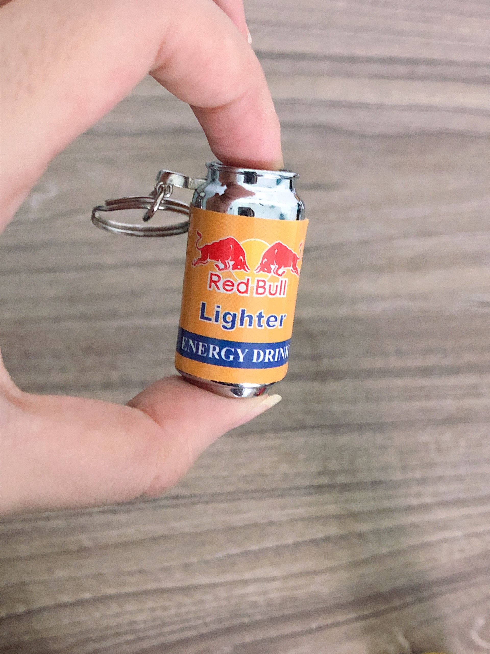 Hột quẹt bật lửa móc khóa hình lon nước Red Bull dễ thương