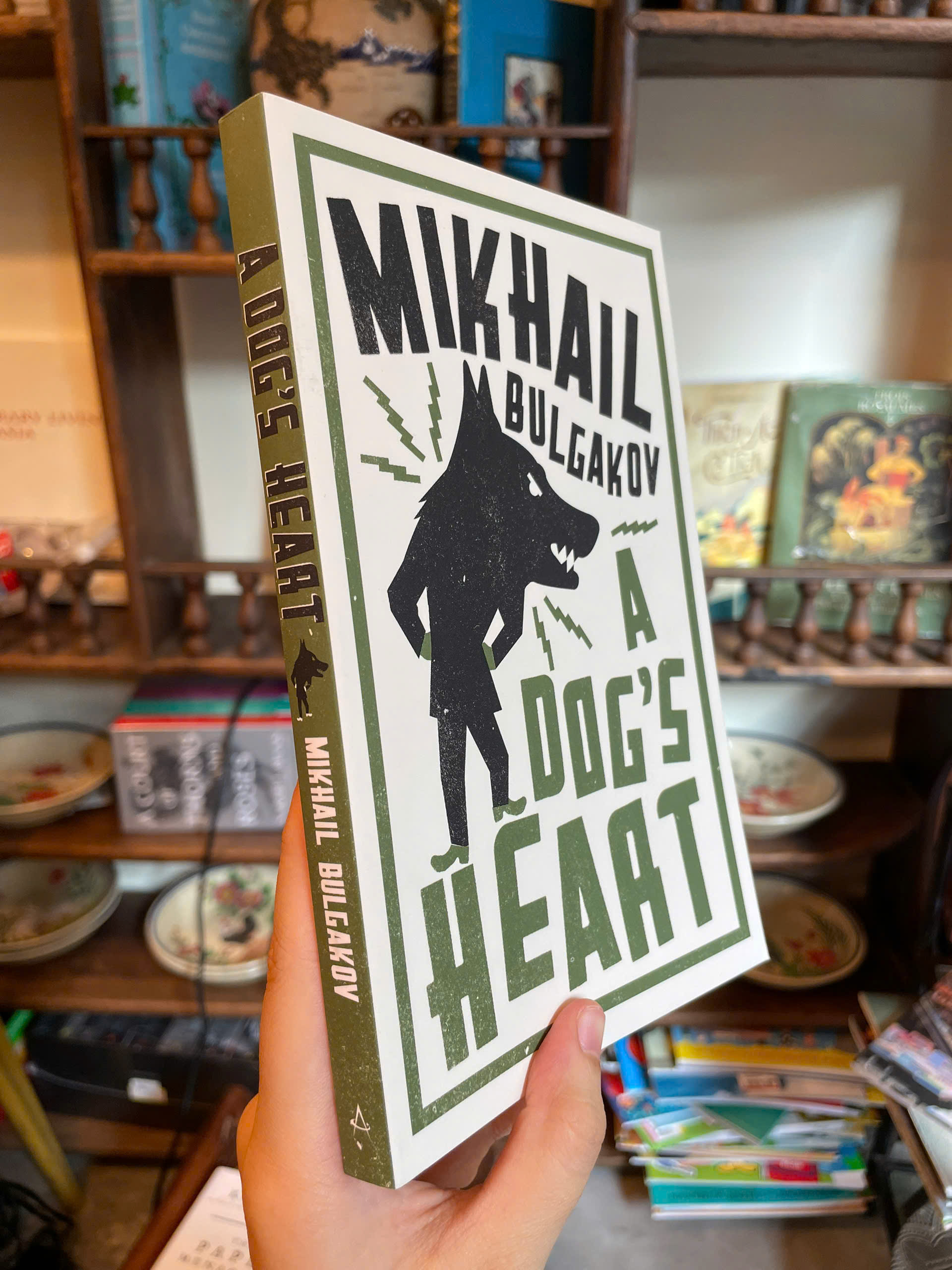 Sách - A Dog's Heart by Mikhail Bulgakov | Classic Fiction / Ngoại văn Nhập khẩu