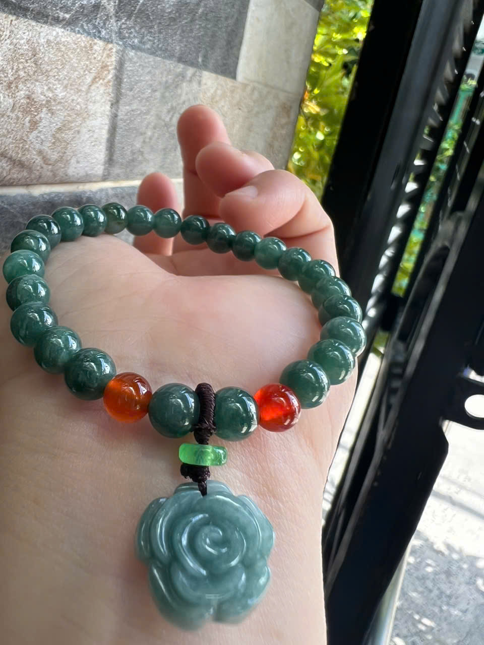 Vòng Tay Chuỗi Nữ Đá Cẩm Thạch Xanh Lam Đậm Tự Nhiên Mix Bông Hồng rất là xinh đẹp size hạt 7mm các chị em nữ mệnh thủy mệnh mộc mệnh và hỏa đeo chuẩn hợp món quà tặng phụ nữ quà sinh nhật đẹp ý nghĩa rẻ đẹp ạ