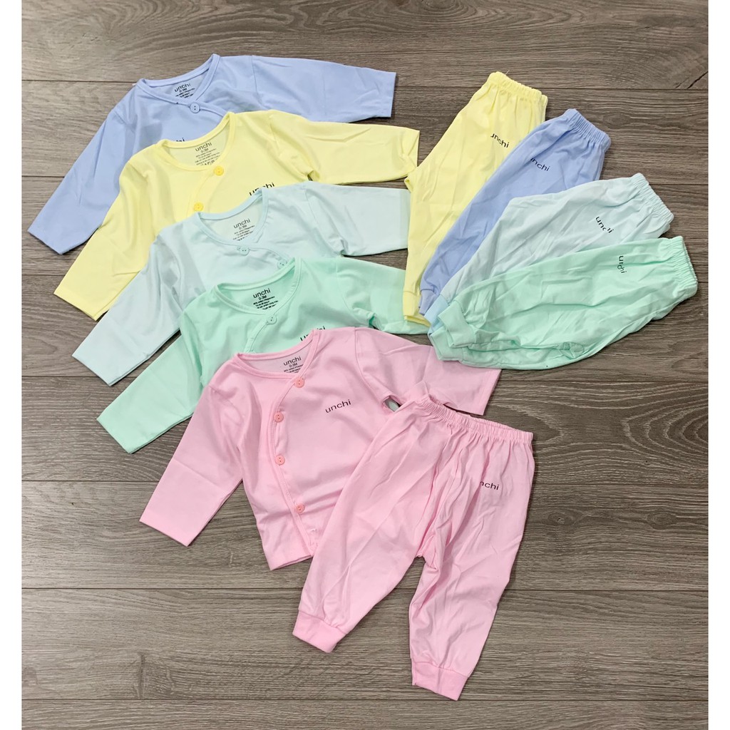 Một Bộ đồ dài tay cho bé sơ sinh nhiều size từ 0-9 tháng được làm từ chất liệu vãi cotton mềm mại,co giản tốt, thích hợp cho bé mặc cả ngày lẫn đêm