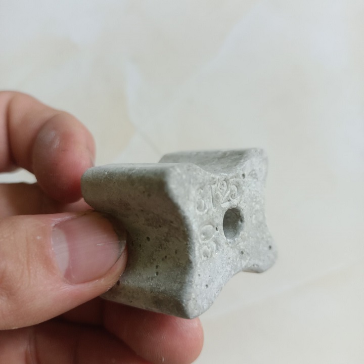 Con Kê Bê Tông 25/30mm Có Lỗ Buộc Dây Thép