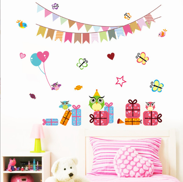 Decal trang trí tường - Chú cú và những hộp quà