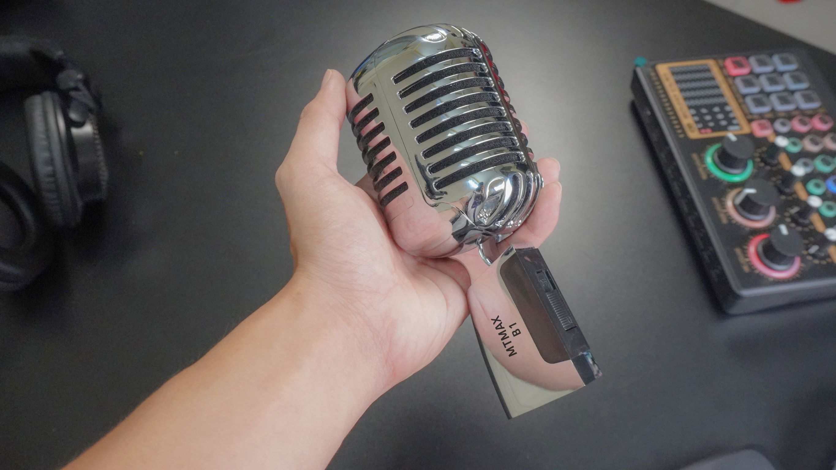 Micro MTMax B1 - Micro karaoke sân khấu phong cách vintage (cổ điển) - Mic có dây chuyên dùng cho phòng trà, karaoke, livestream, thu âm chuyên nghiệp - Quay video, MV ca nhạc - Kết nối hầu hết các thiết bị âm thanh - Hàng nhập khẩu