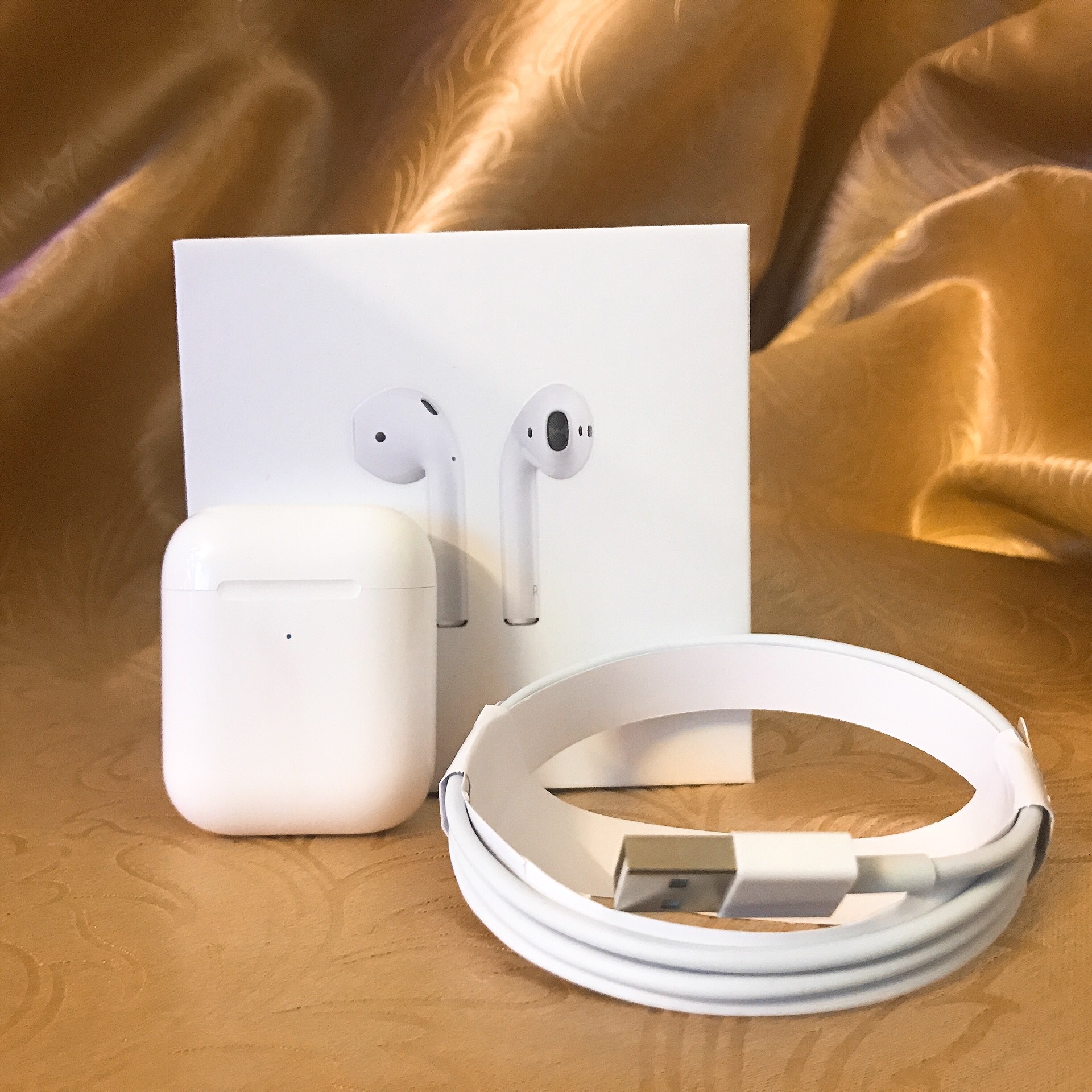 Tai nghe AirPods - Thiết kế đẹp sang trọng -Nhỏ gọn đặc biệt là tính năng không dây tiện lợi, - Chất âm tai nghe tuyệt, cho người dùng sự trải nghiệm ngoài sức tưởng tượng