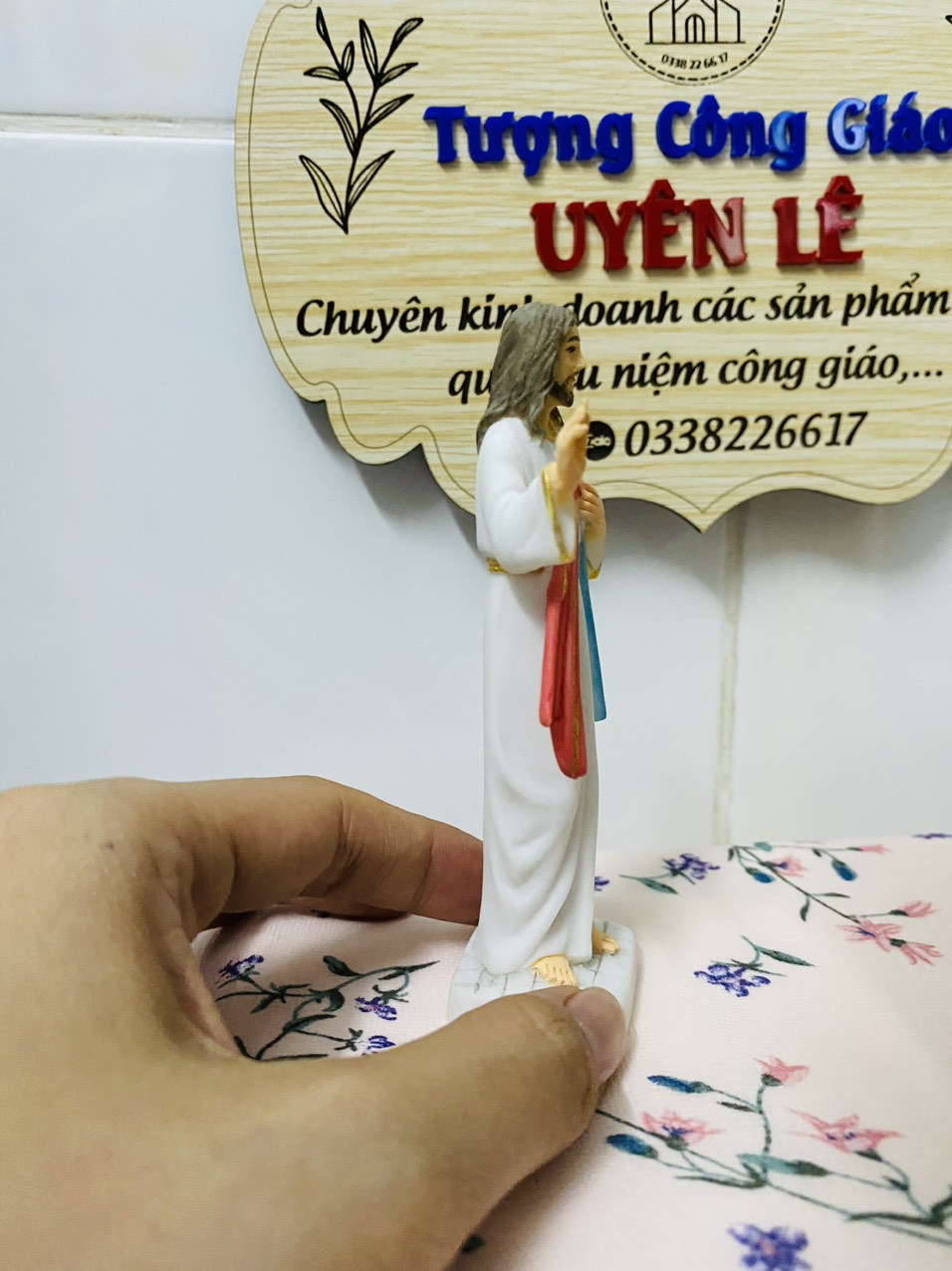 Tượng gốm sứ Chúa Thương Xót 10cm màu để bàn, để ô tô Victoria - Quà tặng Công Giáo