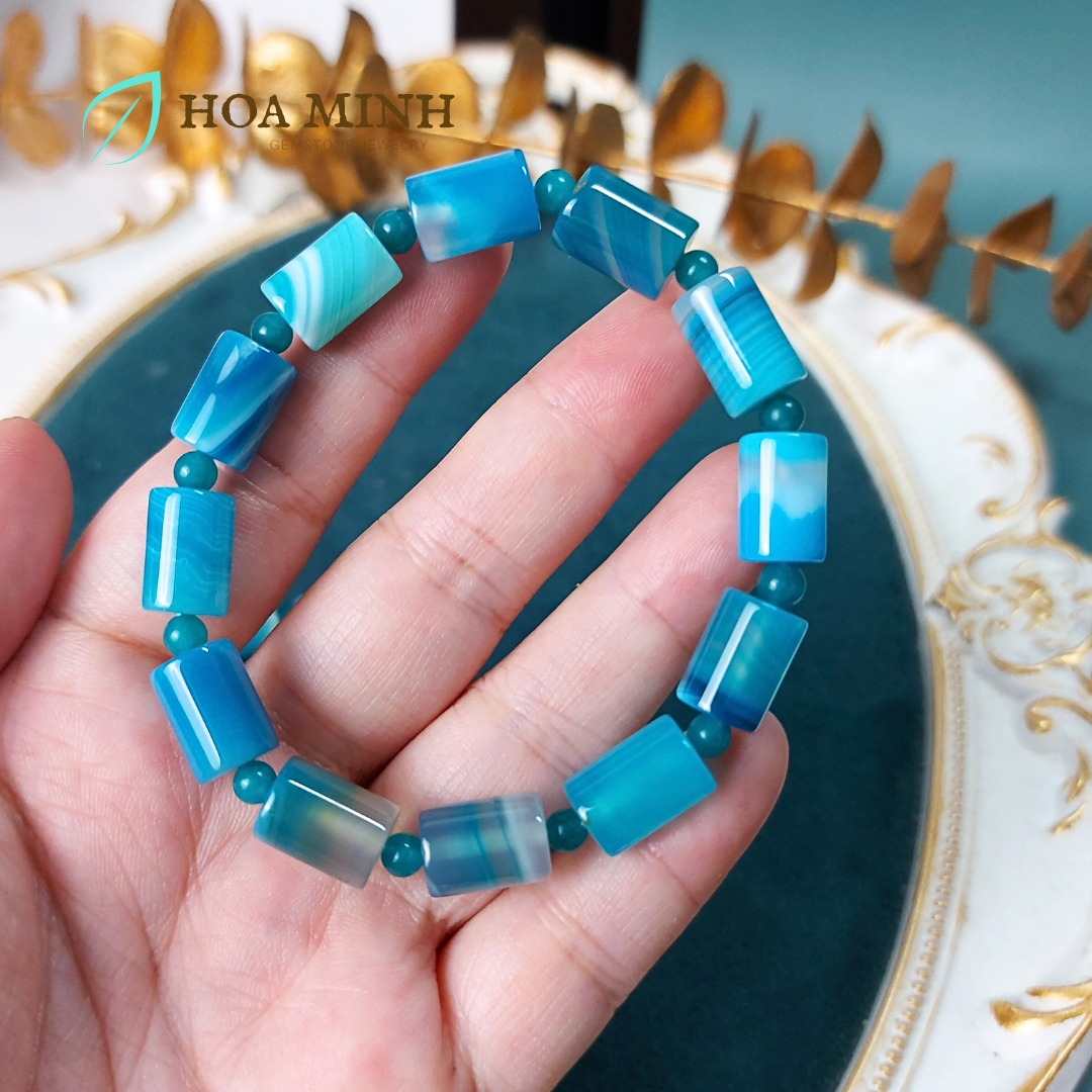 Vòng tay phong thủy đá Mã Não xanh biển có vân dạng lu thống size 8.6 x 12 li xen kẽ viên tròn mã não