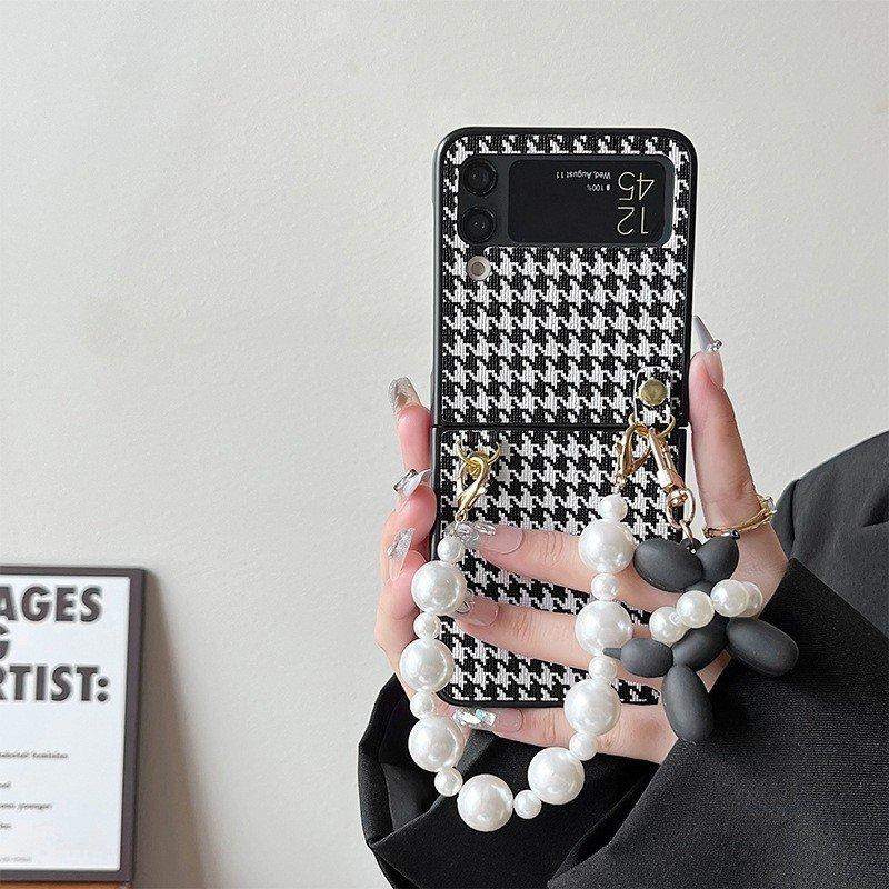 Ốp Lưng Houndstooth Cho Samsung Galaxy Z Flip 5/ Z Flip 4 / Z Flip 3 Kèm Dây Ngọc Trai Cầm Tay - Bum Store Galaxy Case