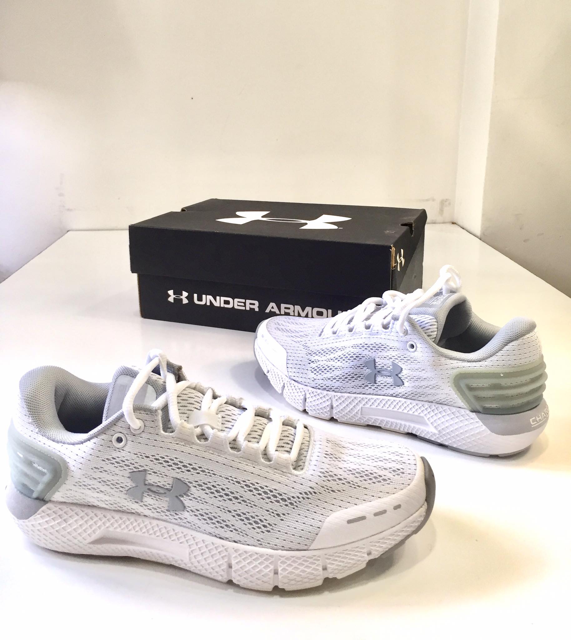Giày sneaker nữ Under Amourr chinh hãng xách tay Mỹ