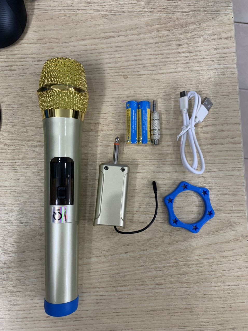 Micro không dây đa năng dùng cho mọi loại loa kéo B518