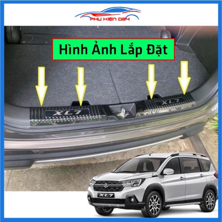 Ốp chống trầy cốp Suzuki XL7 2020 vân titan bảo vệ xe