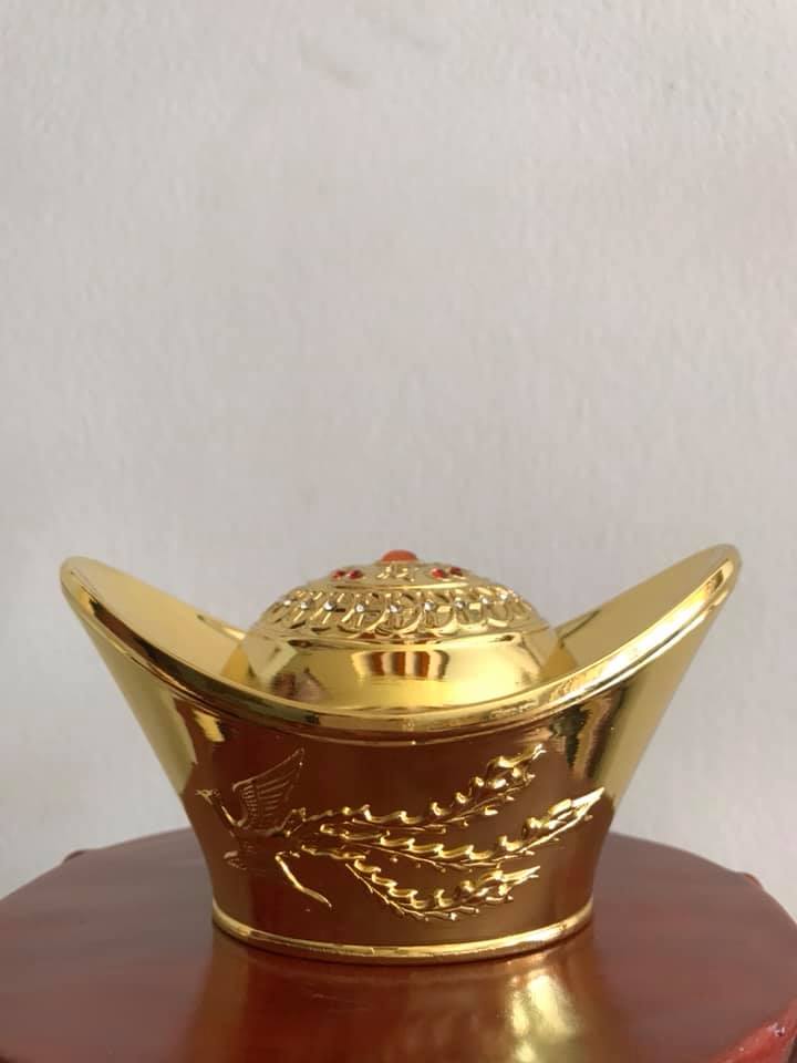 THỎI VÀNG MAY MẮN CHẤT LIỆU ĐỒNG MẠ VÀNG TRẠM HÌNH RỒNG LƯỢN Và CHIM PHƯỢNG HOÀNG 2 BÊN PHÍA TRÊN DÃY TIỀN ĐẸP Dài 11cm x Ngang 7,5cmxCao 6,5cm