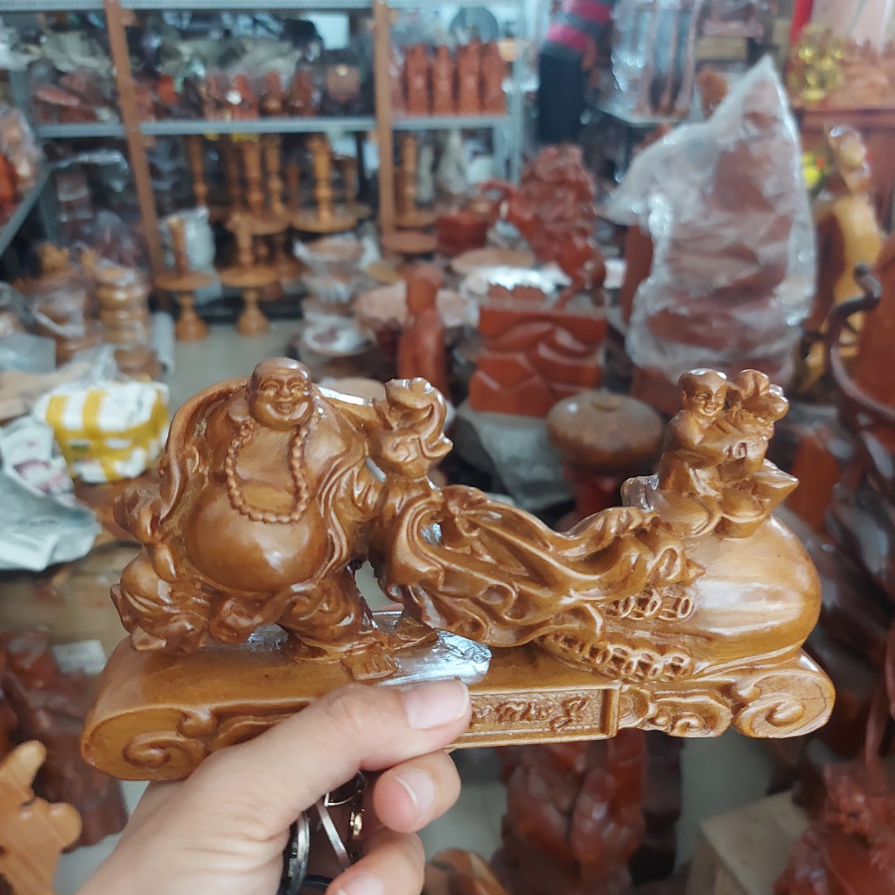 Tượng Phật Di Lặc Kéo Bao Để Trên Xe Ô Tô Nơi Làm Việc - Gỗ Bách Xanh ngang 20cm