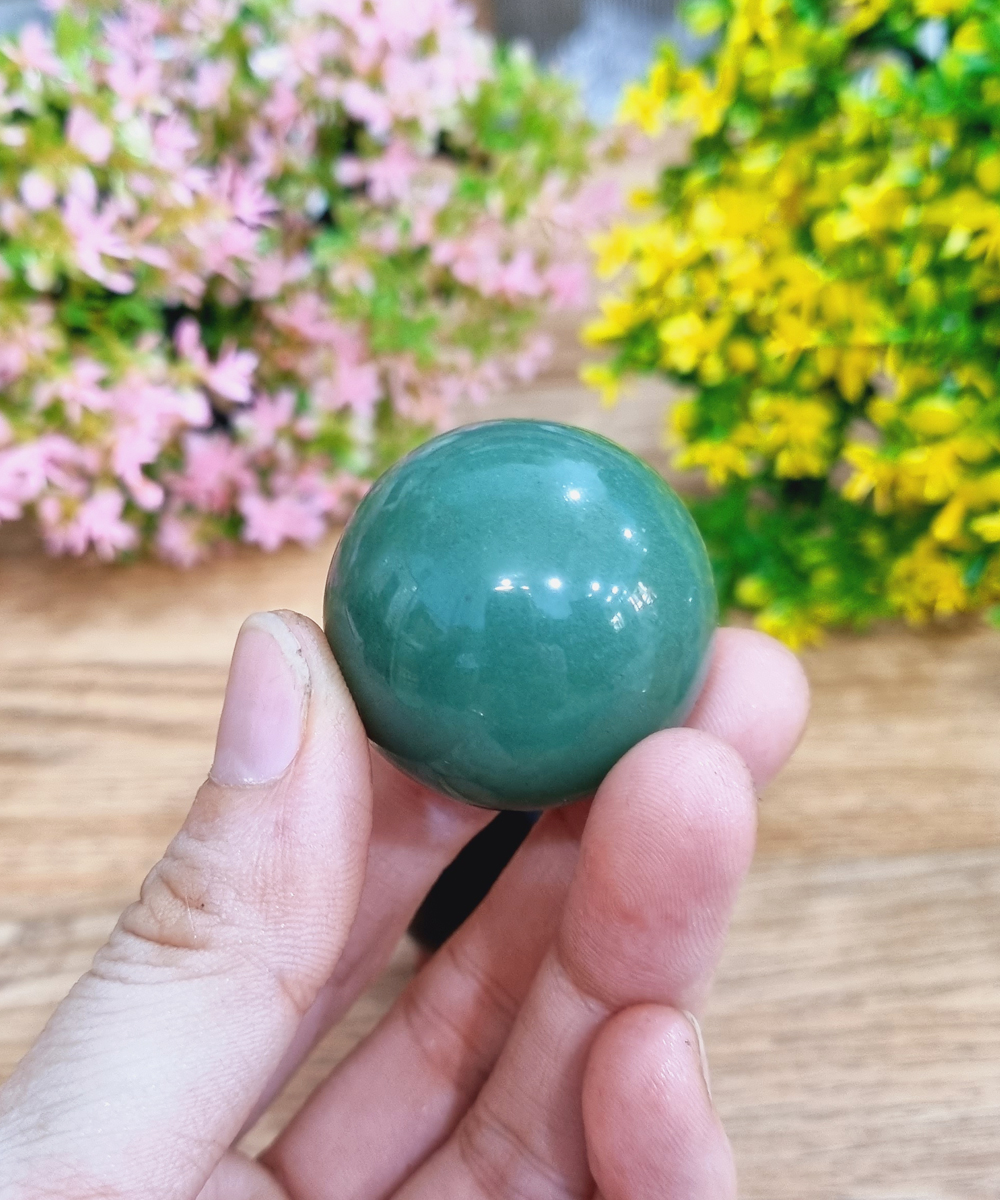 Bi cầu đá thạch anh tự nhiên size 3.5cm đến 4.5cm kèm đế gỗ để bàn