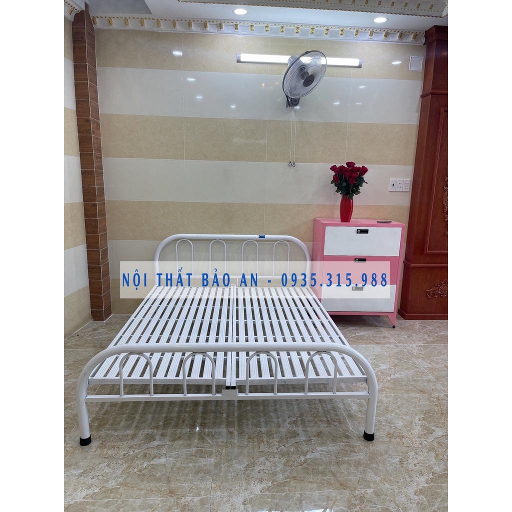 Giường sắt kích cỡ 3 người nằm 1m8x2m