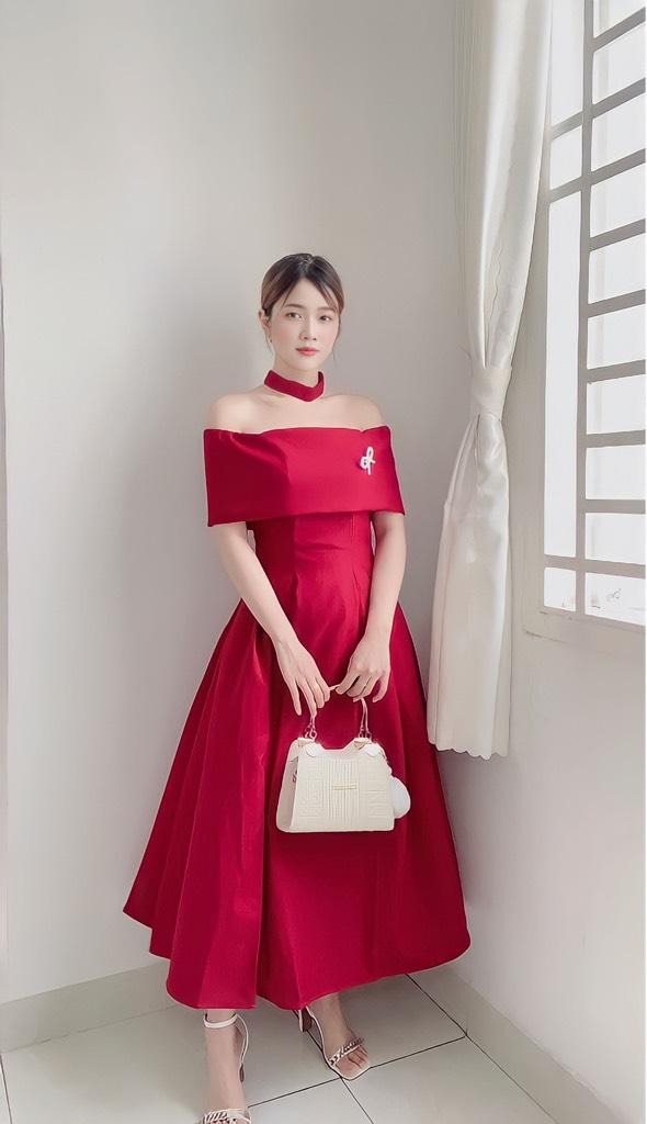 Đầm midi trễ vai xẻ tà đính tag nơ