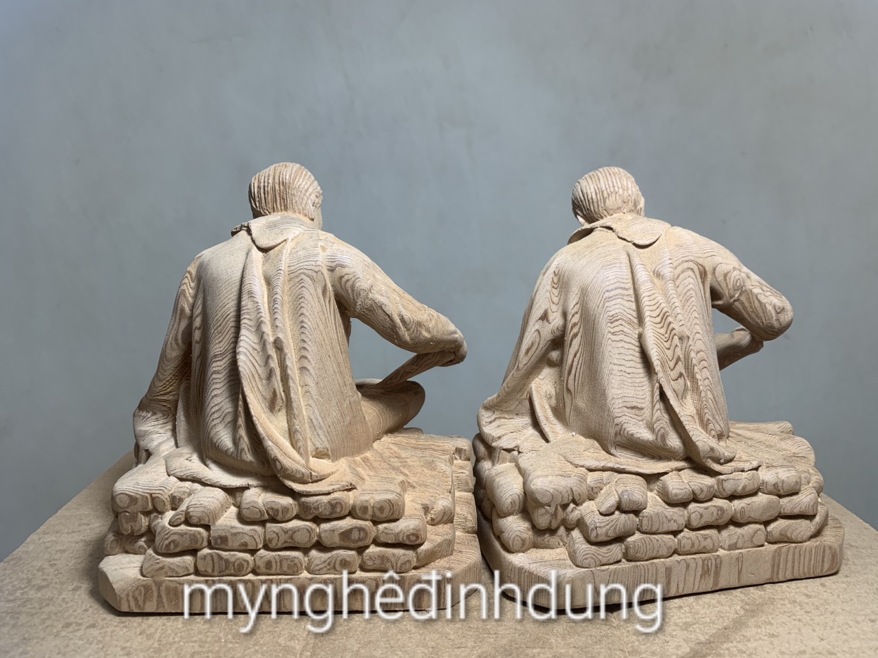 Tượng chân dung bác hồ đọc sách  bằng gỗ ngọc am thơm nức kt 15×13×9cm