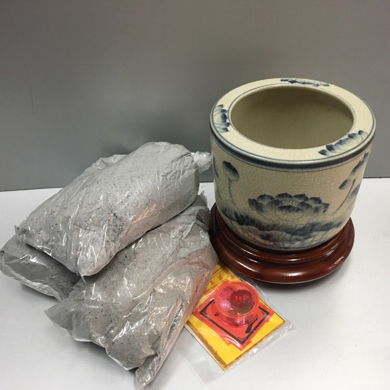 Bát hương, lư hương mẫu vẽ sen  men rạng chìm ,combo bát hương, đế gỗ + tro đủ bát + bộ thất bảo để trong bát hương