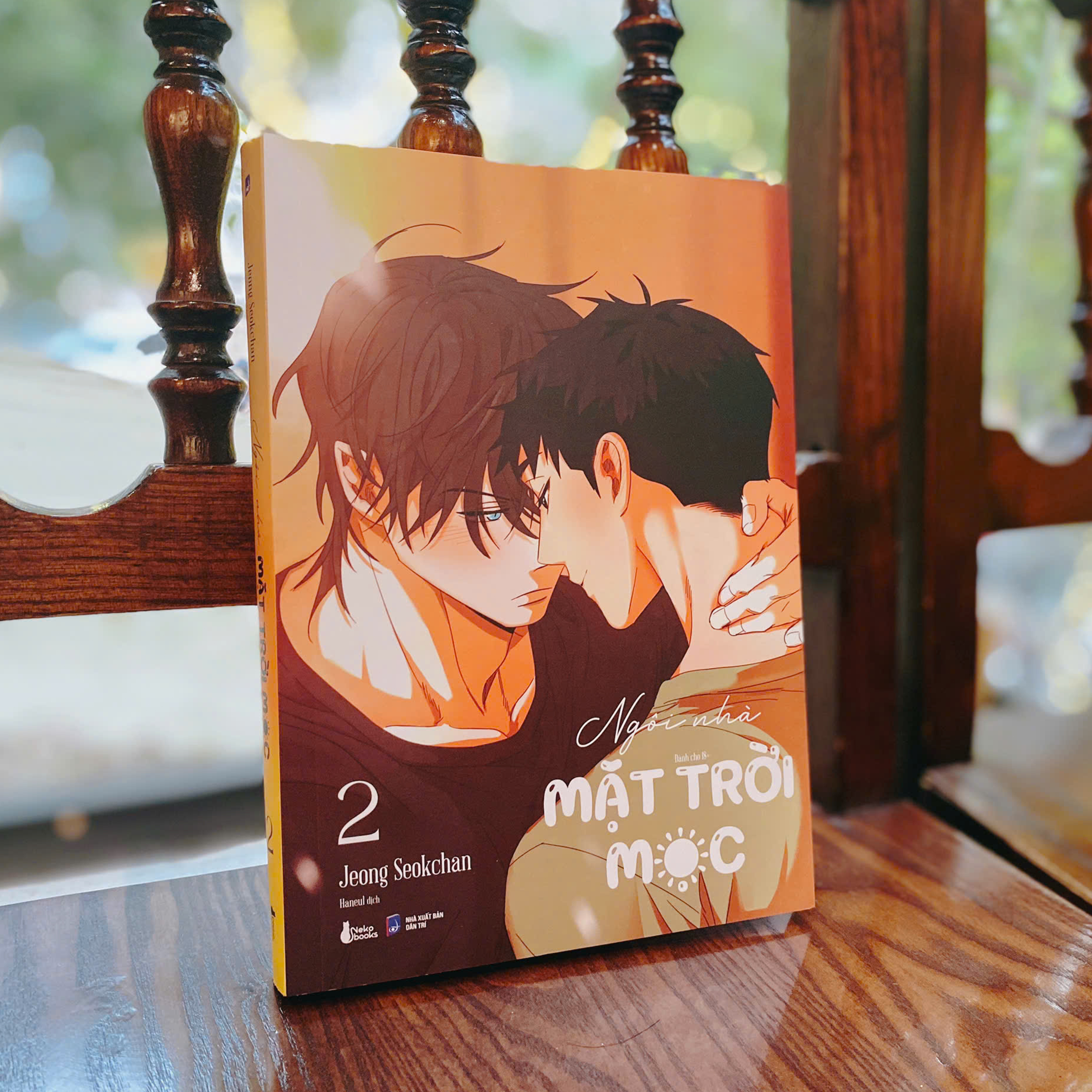 Sách - Ngôi Nhà Mặt Trời Mọc - Tập 2 - Tặng Kèm Tấm Sticker “Nhà Chúng Mình”