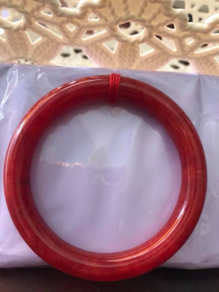 CHIẾC VÒNG TAY PHONG THỦY ĐÁ CẨM THẠCH CỒ ĐỎ CỌNG TO SIZE 56MM X DẦY 9MM MÀU ĐỎ ĐẬM ĐẸP NAM NỮ MỆNH HỎA THỔ 56kg đến 68kg Ạ