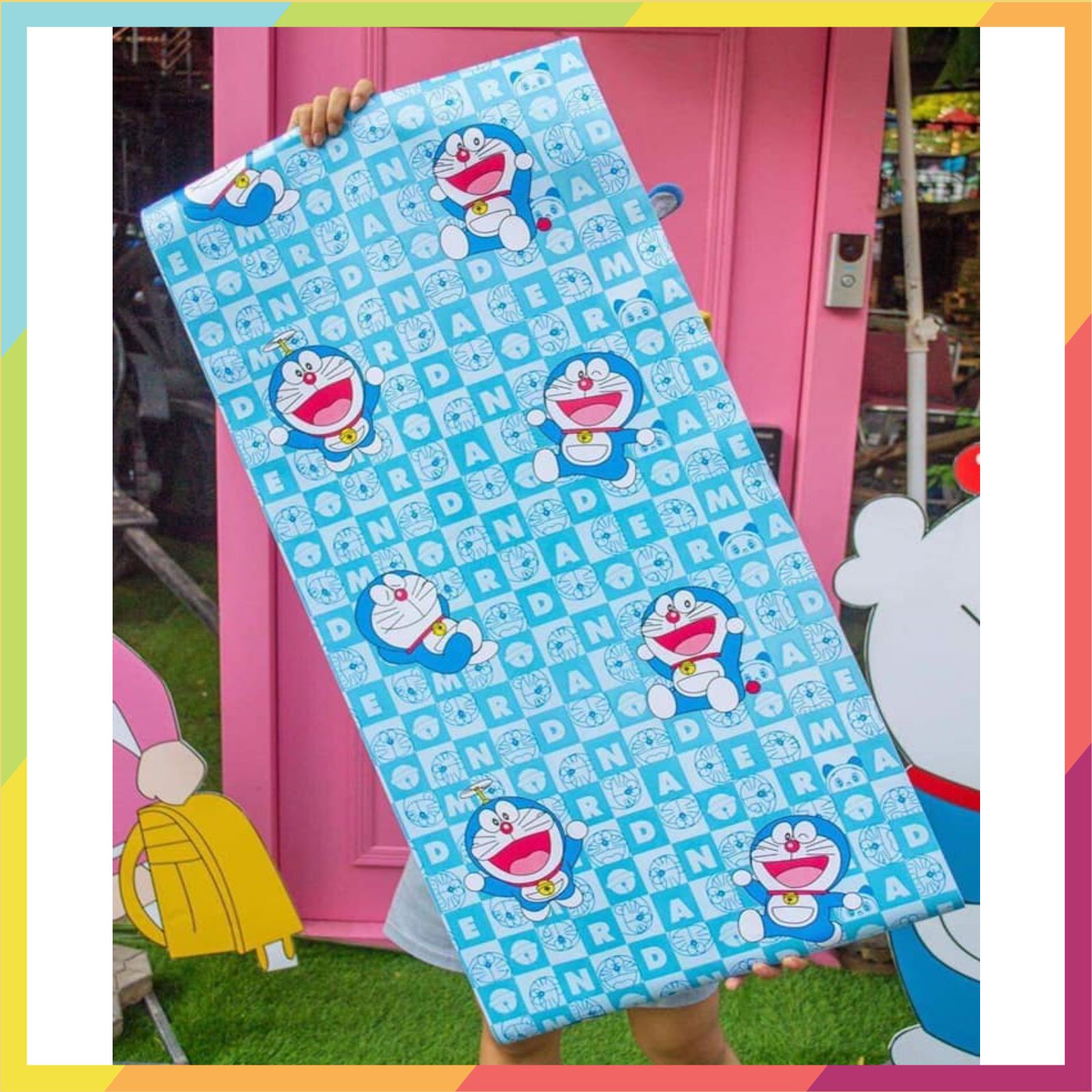Giấy dán tường có sẵn keo, in hình doremon xanh, kích thước 0.45m x 10m / cuộn