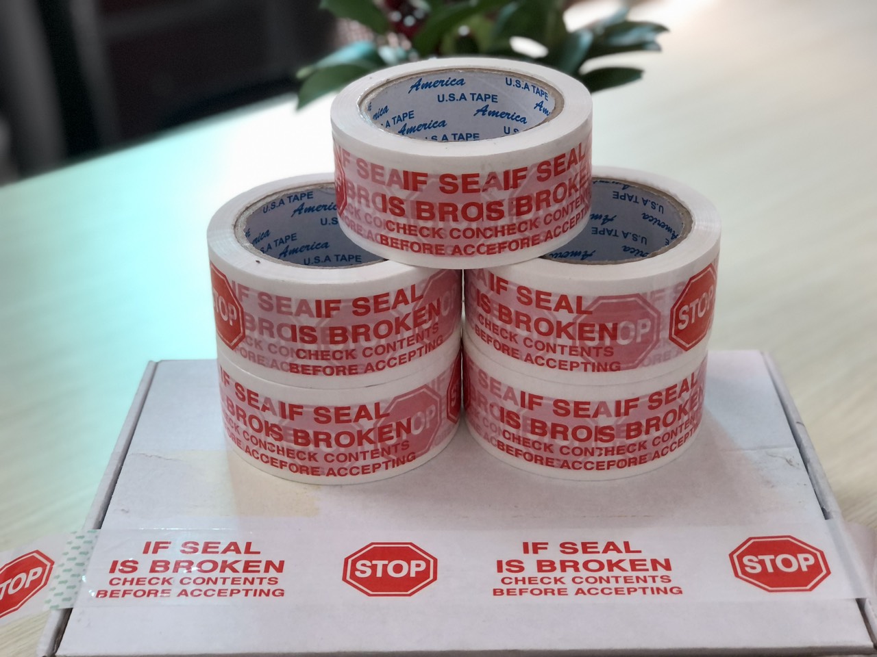 1 cuộn băng keo màu trắng sữa in chữ màu đỏ, băng keo cảnh báo, in chữ STOP
