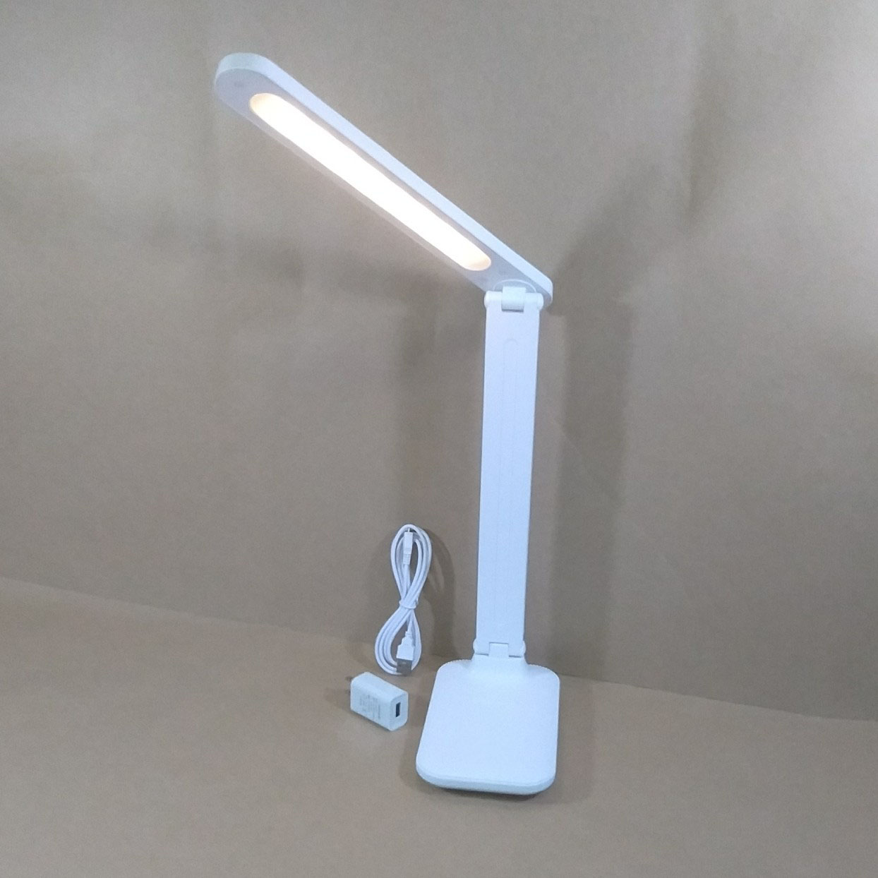 Đèn led để bàn chống cận