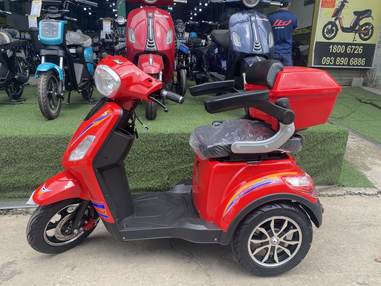 XE MÁY ĐIỆN 3 BÁNH CÓ CỐP SAU