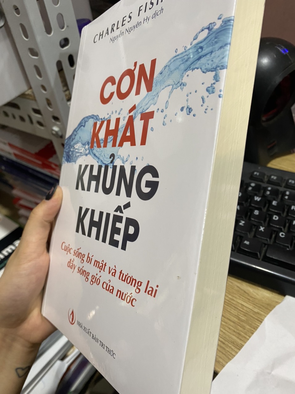 Cơn khát khủng khiếp : Cuộc sống bí mật và tương lai đầy sóng gió của nước ( NXB Tri Thức )