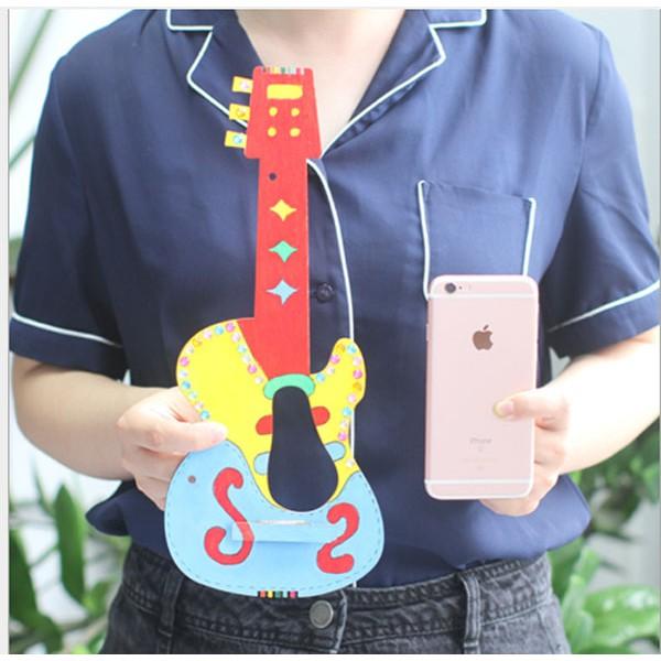 Đàn guitar gỗ thủ công tô màu, bé tự do sáng tạo