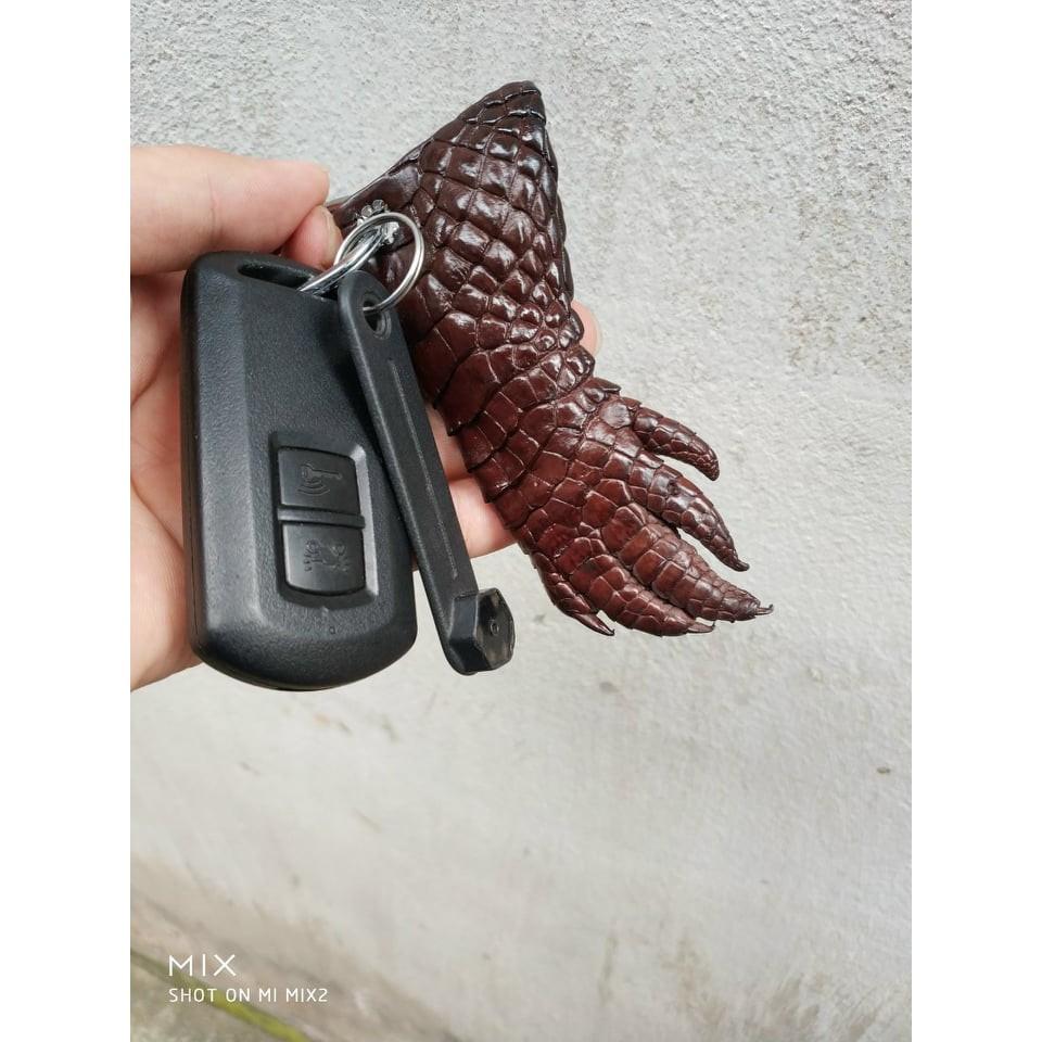 Móc khóa chân cá sấu thật