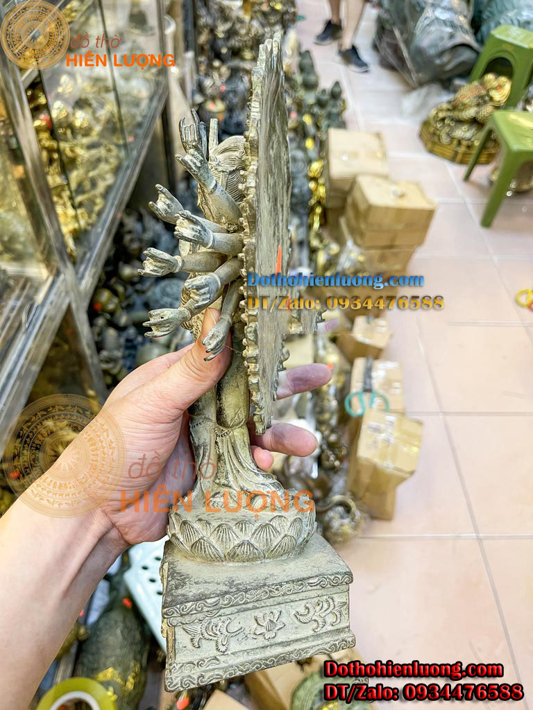 Tượng Phật Thiên Thủ Thiên Nhãn Đứng Màu Xanh Giả Cổ Và Màu Vàng Bằng Đồng Thau Đẹp Kích Thước 15x10x33cm, Nặng 2Kg