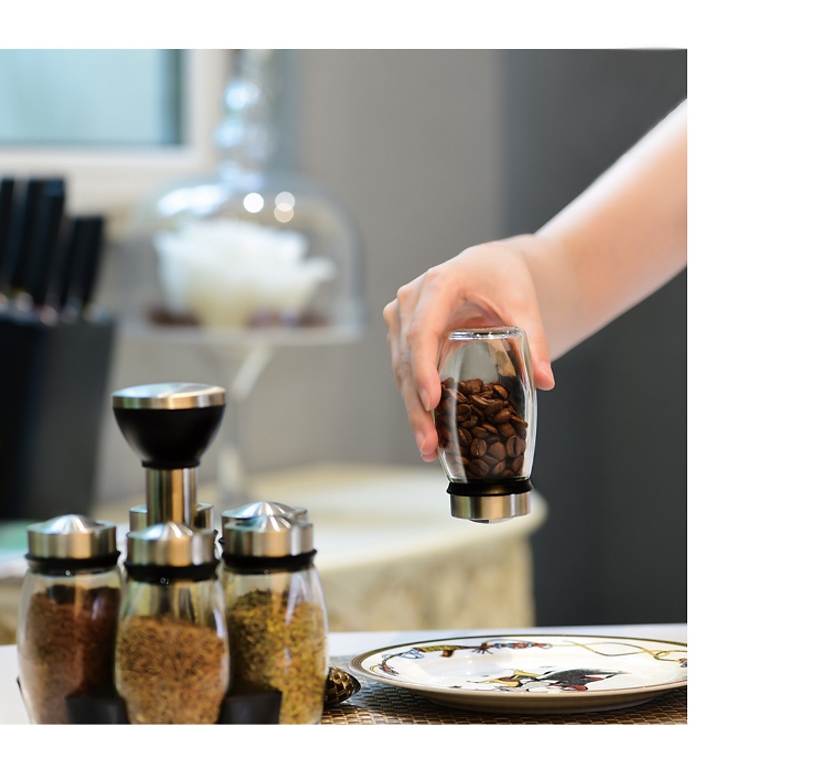 Kệ để gia vị có thể xoay, thiết kế chắc chắn và tinh tế