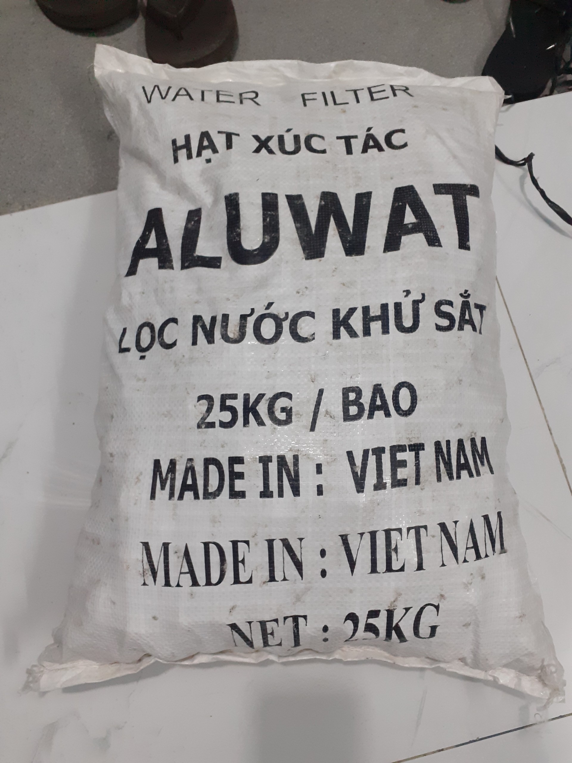 hạt xúc tác ALUWAT lọc nước khử sắt túi 1 ký.