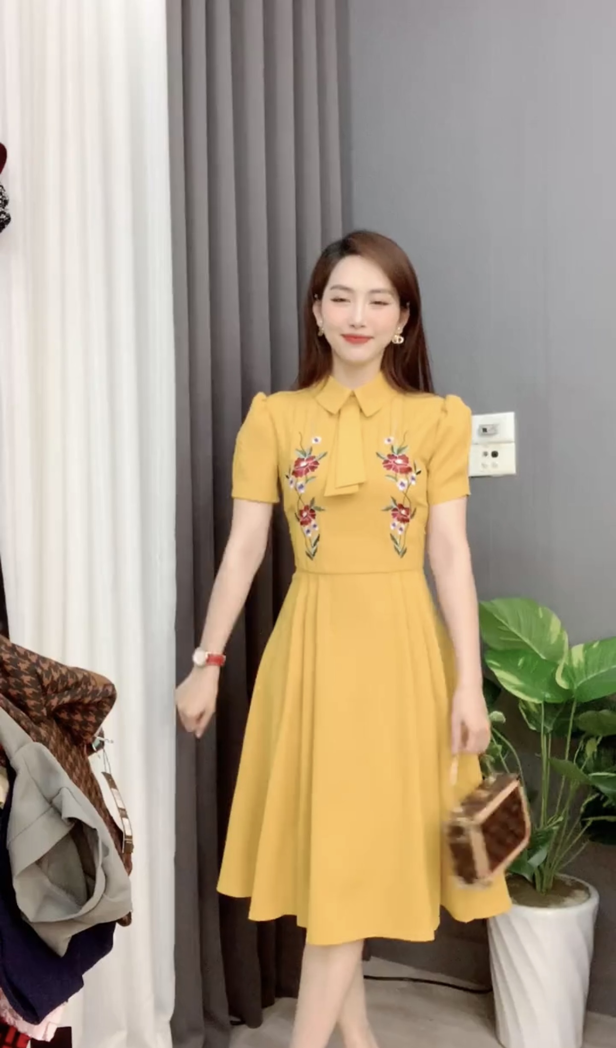 Đầm xoè thêu hoa