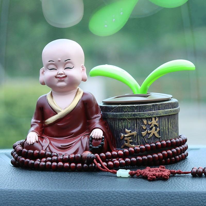 Tượng Chú Tiểu An Nhiên Cạnh Mầm Cây Bồ Đề Lắc Lư Bằng Năng Lượng Mặt Trời Trang Trí Taplo Oto Tặng Chuỗi Vòng 216 Hạt